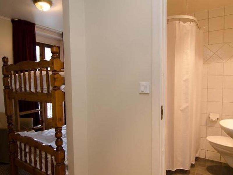 377554C7C6A23E9081F1A3AC5BFECEB1