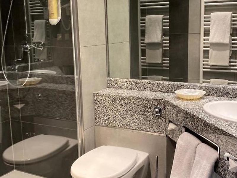 43E8F2F47B1E40597918C4A6D151489C