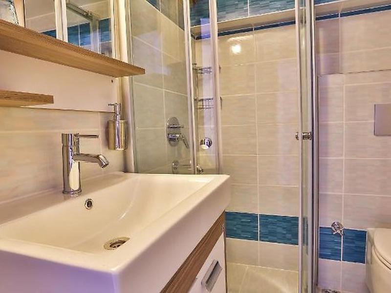 7EEF84C4404DB47FC25E25F8DB39D510