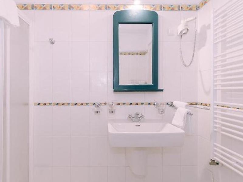 F0BF422B73054C228C9B933DA4BF1CE3