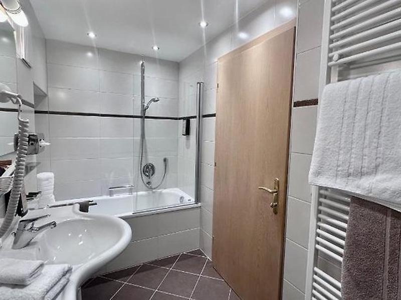 FD9D80C412453F8448A18B5D0FAC8436