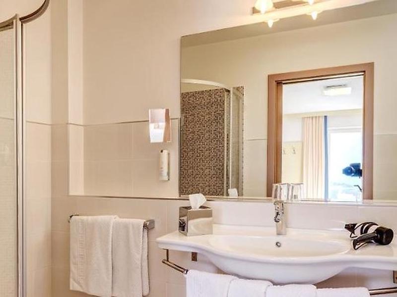 53AECC64ACBC91781E0504A7EC41900A