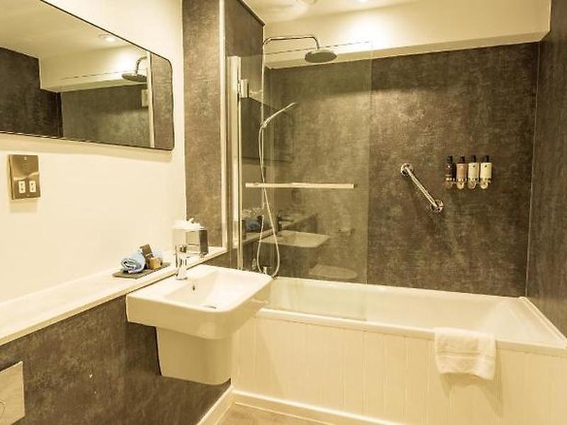 70D52EF89B83F1A7A70D06147E83455E