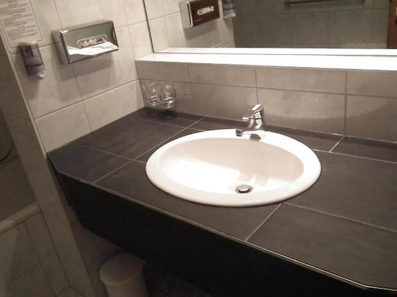 9B64BB311D08643AD536F49F7C4F9E7B