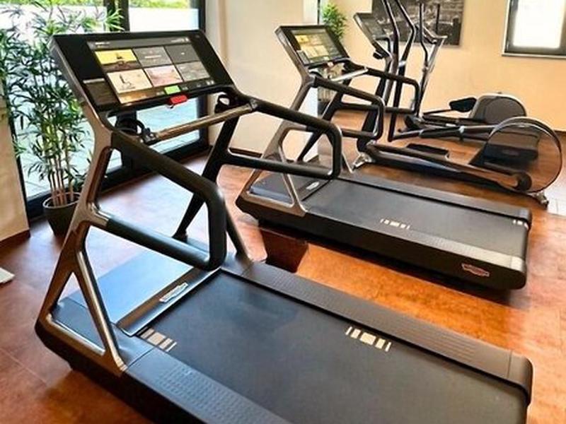 16487C1A4CB38B6CA97E149F9BE9D452