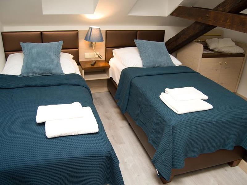 E20AB4C4606EF1660425D617DA36770F