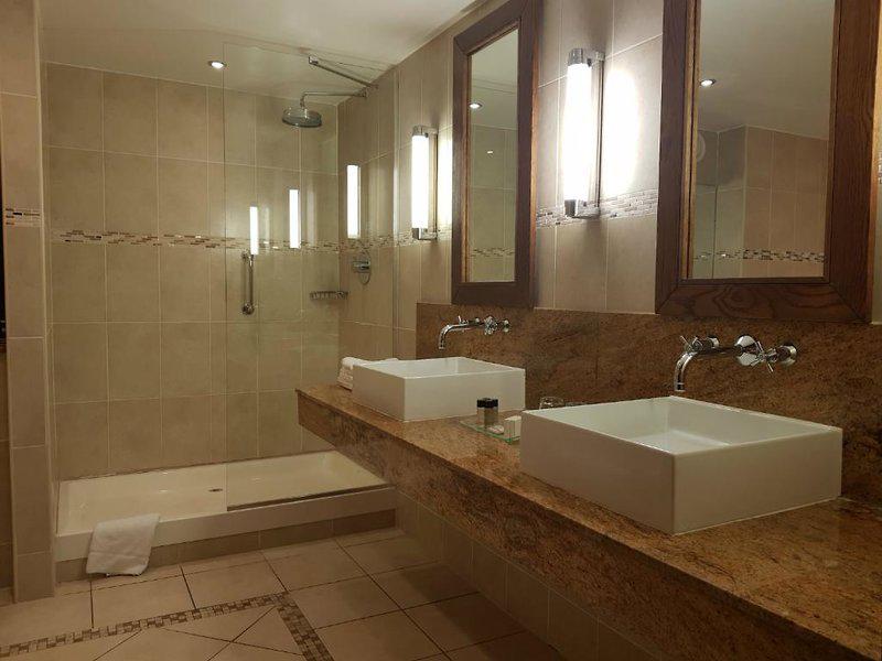 4CB2FEE49C65FA8F4885F21D4AB6C49E