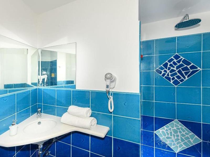 EF2435E7A5D165D1228F76BB038A4A3E