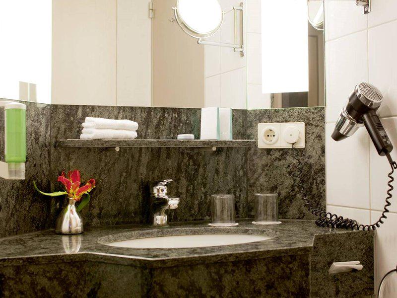 DFF902F80141E8A7EDB64AC8E04EC1D5