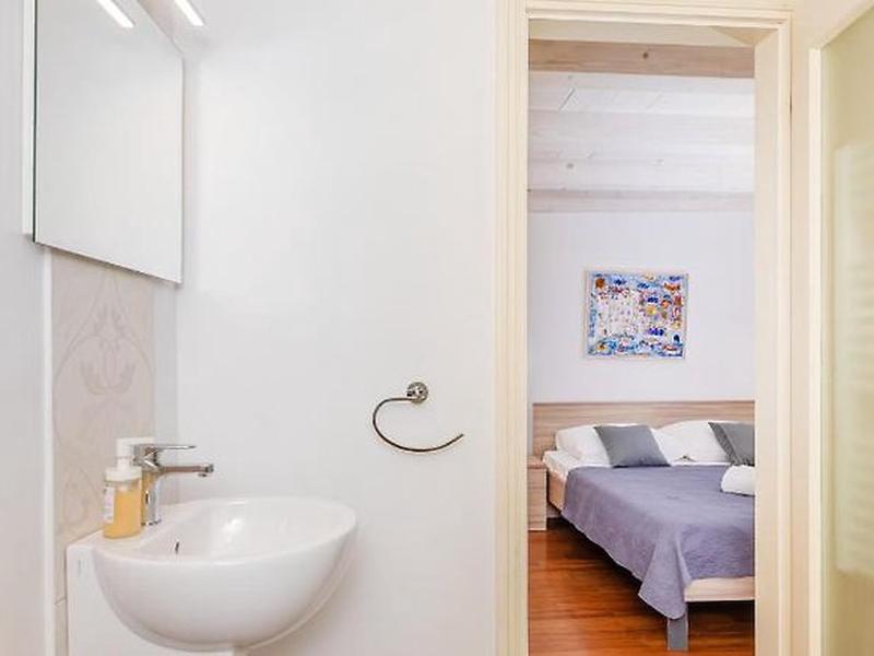 A38858BCD5AC5FA180B5F07D635AB127