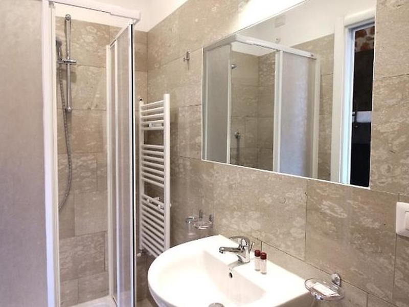 127E6A5CC3070C95F9F09D3DE10D15EE