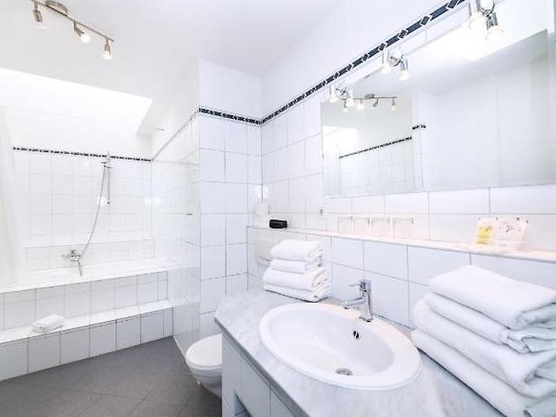 EF3CBE7C2E166216EBDC288571021411