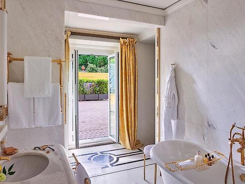 4B64A3A1D34759E9FD76D5B2700D90EA