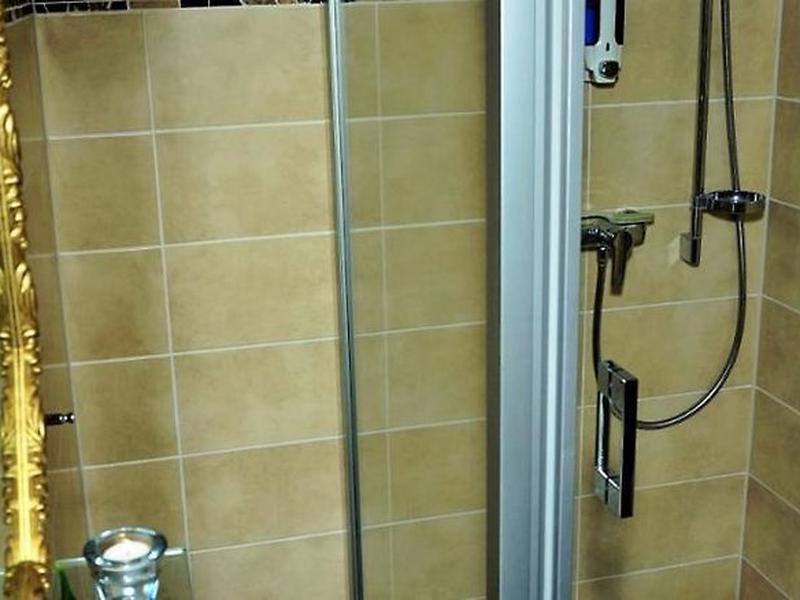 81AEC37B544F5BA5D3C4D628AA34C300