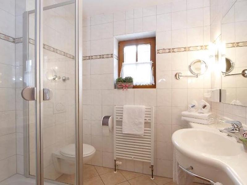 46F493C9A966F4B2F555A572993A5776