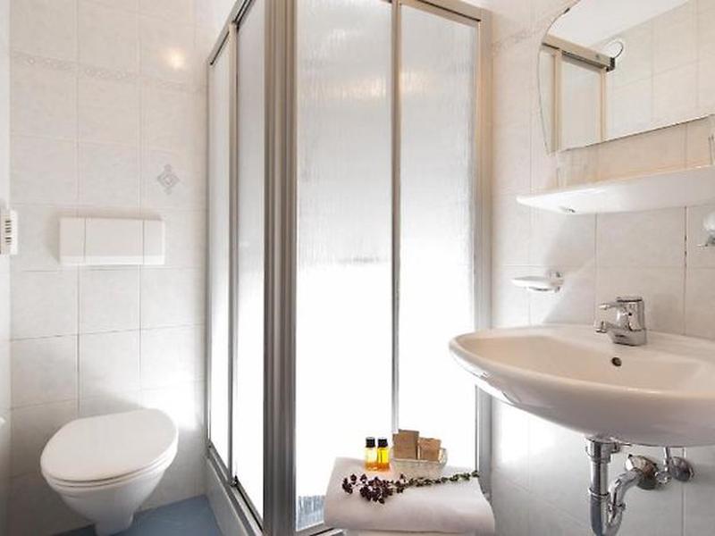 8F3323BE6406023FE46CC0DD65A69E25