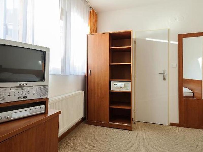 00AC7662D0848E95C92A0EC6482475E5