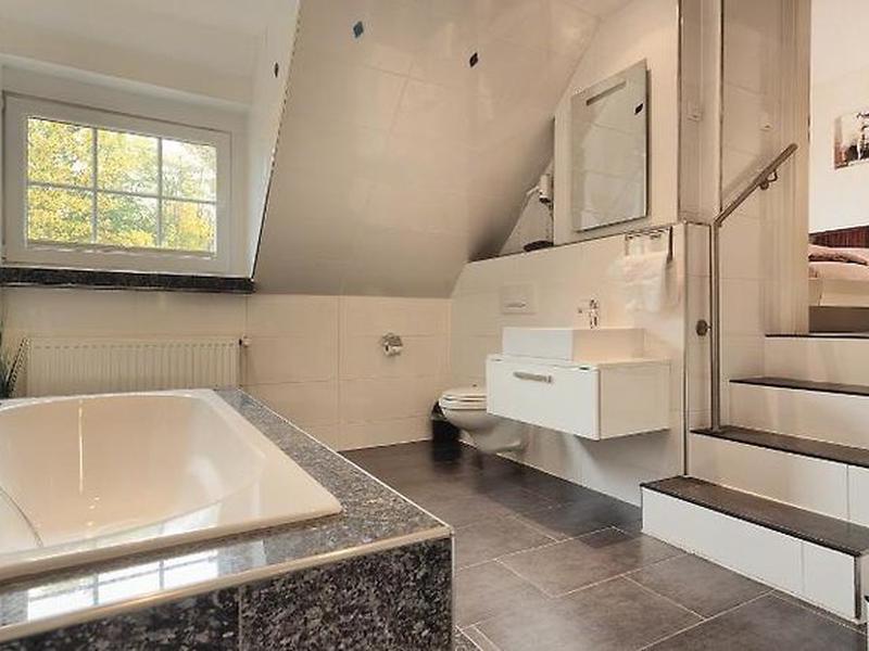 366E5E18E7B4B4E17A418AE313B2EDC7