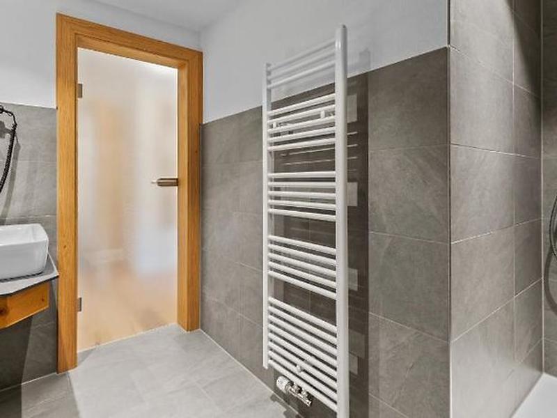 FD8F905E46DBF158565AE52CC4F56F99