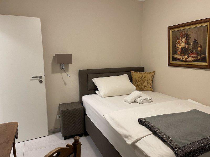 BC166A82F57B75E5F86779887D35633B