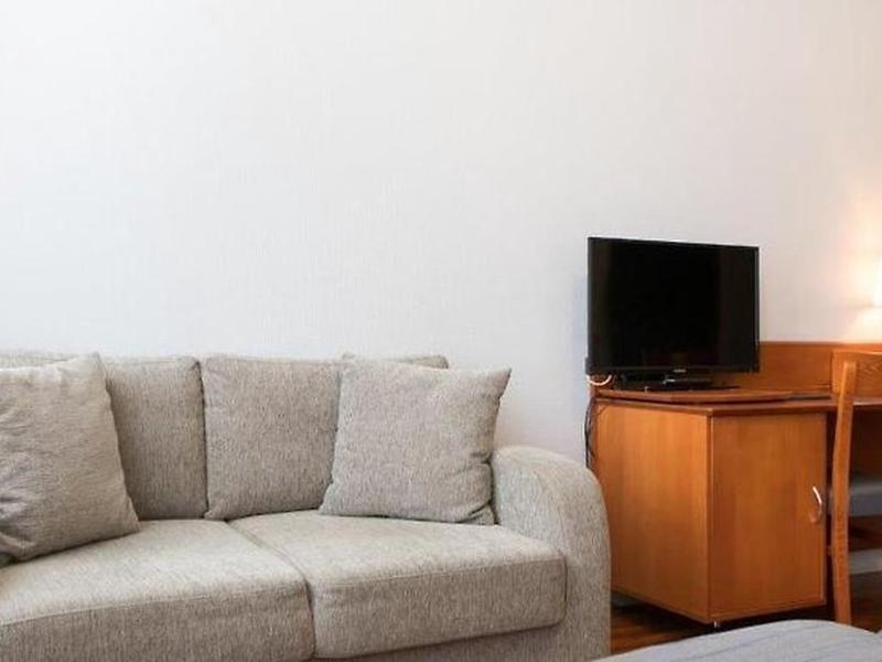 98ABF464F8354AF1E0BC8936688AFE7A