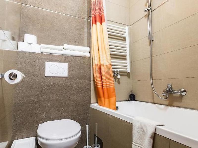 4FB42D2E06E13772E9B3DC7893BF4CF8