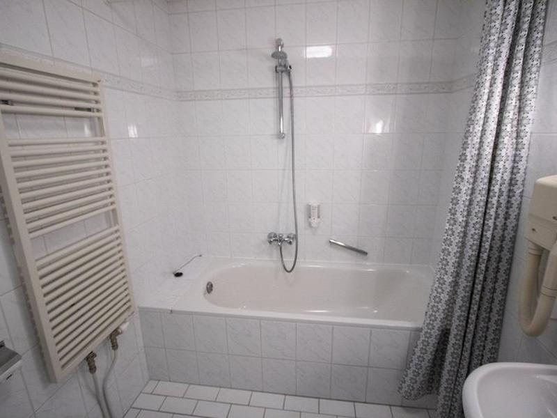 92022F94C24BB3A1B73CB2C63A18976E