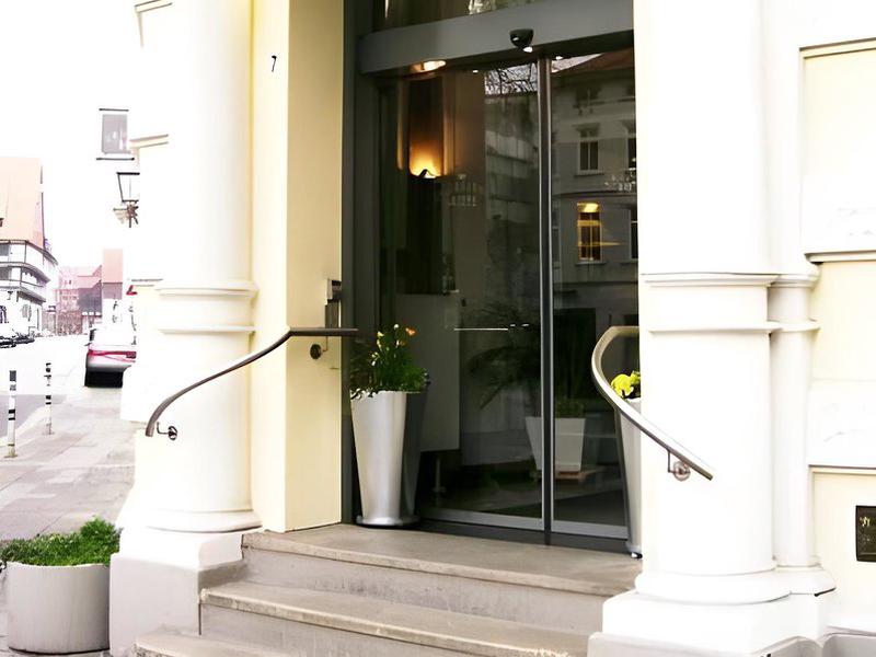 F1F096C1E67A6C4701F697380B4E8CBF