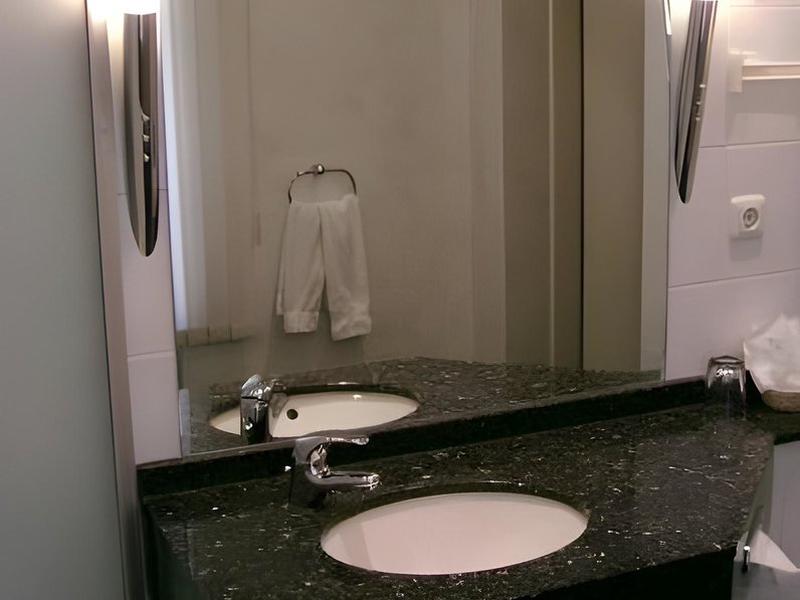 9CEDE85127E2DC9DBE944BA245446DDE