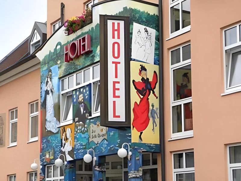 B6FFB657657388F3893F8BF300115E40