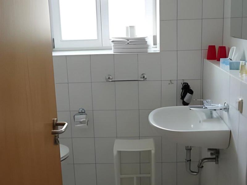 62A22937E3D9F8384EE285E39BD74C2A