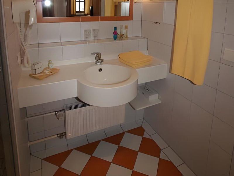 238E0E20D95C70A82A826F937C4029A5