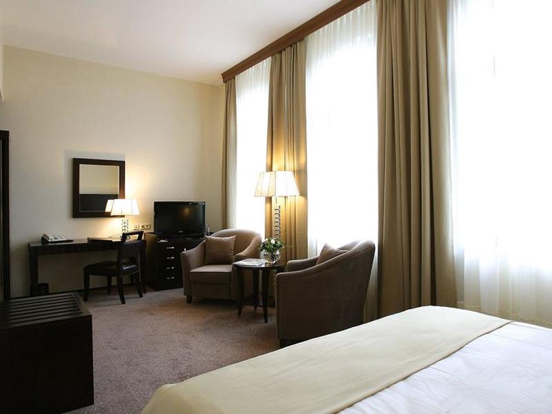 BFB9E281CC049B12655ED3121D19EC7E