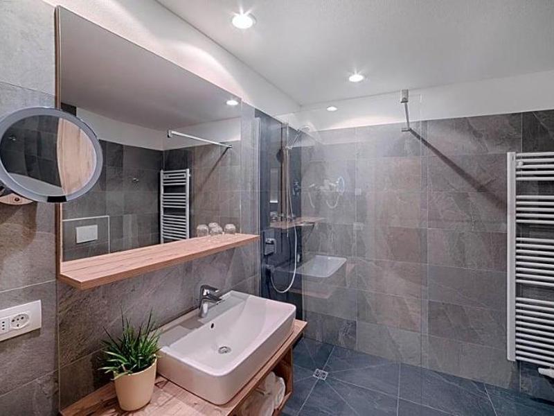 993EFC8118770C3E8BF088951B960C00