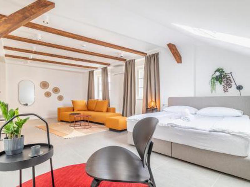 5E3A03B5ED8487EFDF561159988E9048