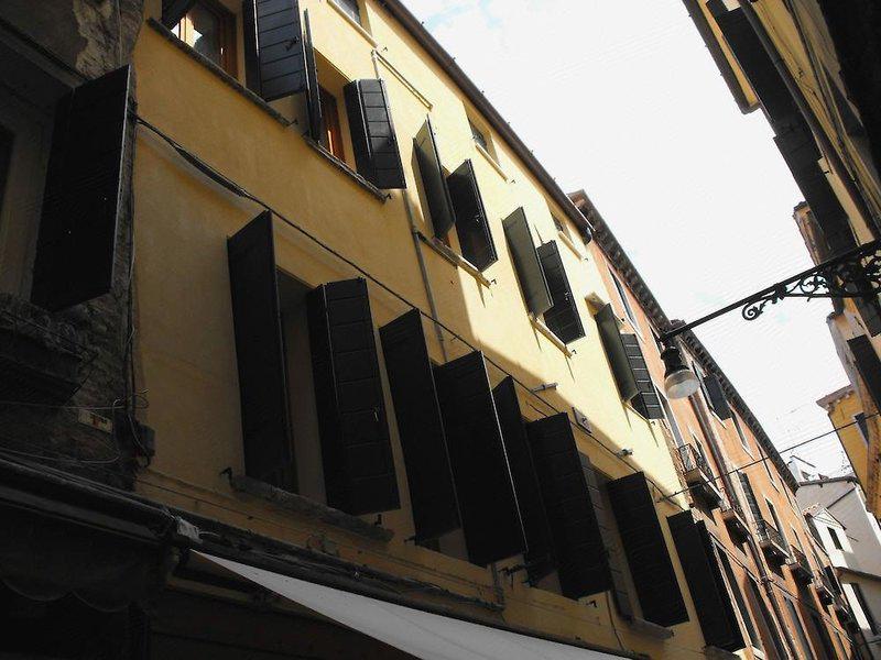 5E81449726429E706851E2AE86508295