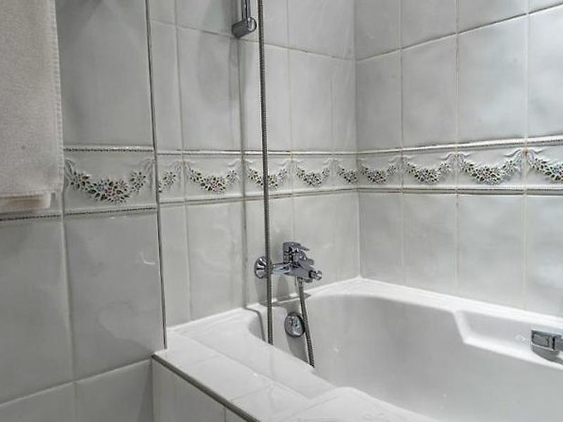 33CE9F789D94B24B40755ED22F1D24DE