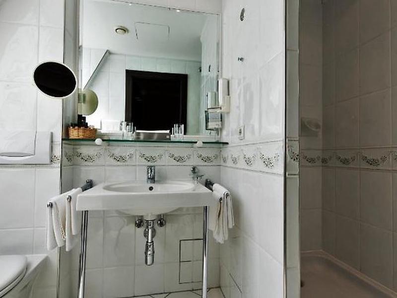 26CC35C8BB6ED378EFC679602B3F4CC2