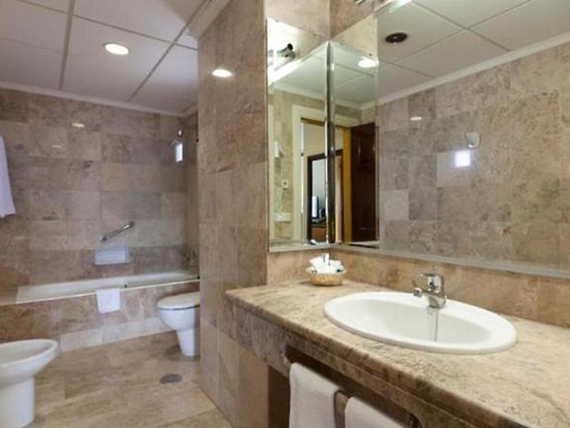 93FEC59D051F1249D3A0515FF76173E0