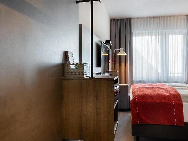 DC9A196DB84EC4C068D0605C5305014E