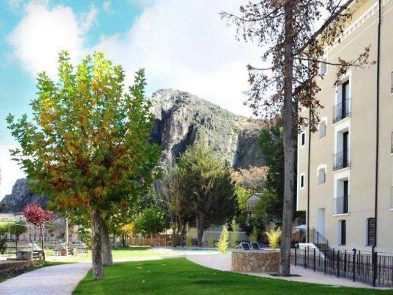 92418D09DE53E493D5E7033C59CF43D6