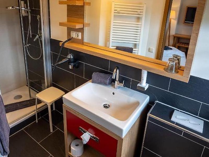 99DA5D8959189D2B42EAE23700647184