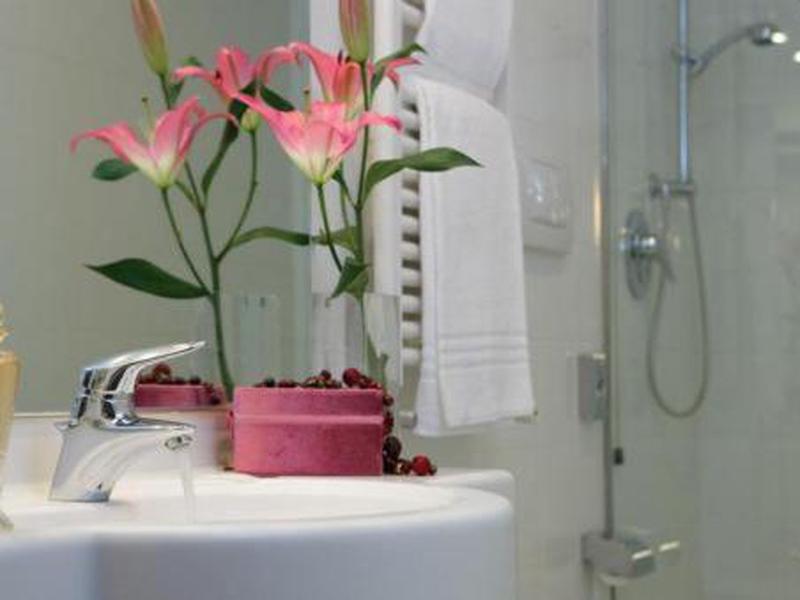 96352FAB8EDE021DCF9B1689874D3524