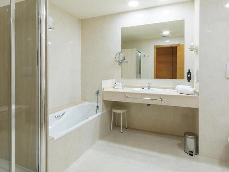 4B6BBAEF8206A05D766FC39D36EAF244