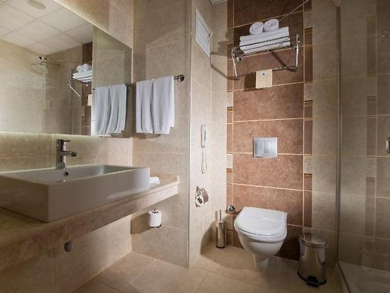 EB757B0567D62E490849BC570AAF002B