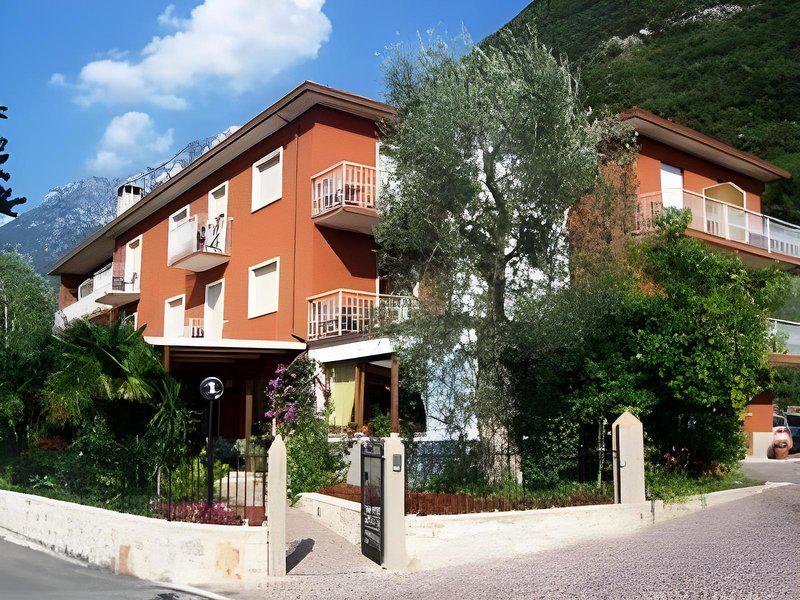 B8531F82F662ACF576CB7324A80B5F5A