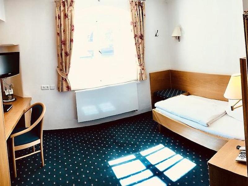 34027DFFE9128F395E12AE05CCCDB4F6