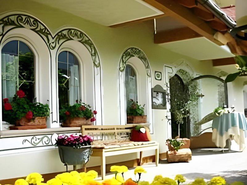 81C5B7C5E1865B7547D5C3D589899FC0