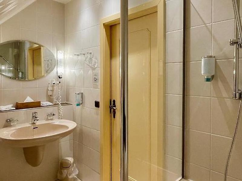 C63E1CDE2270B2EA86A1F004148655BB