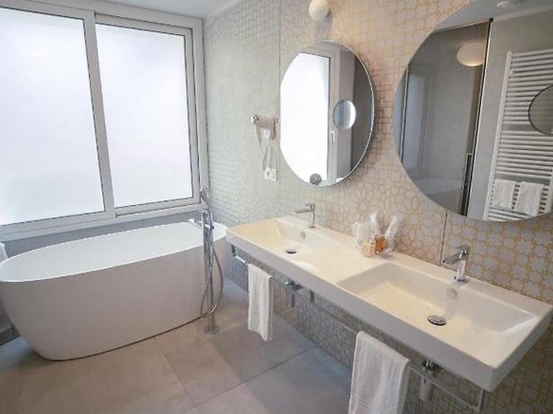 B9FB69D6850A7305F272BBEB3C79B5A3